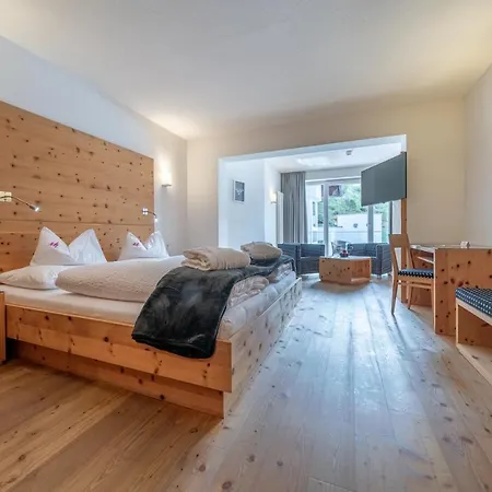 Alpin Art & Naudererhof Superior 4* ناودرس